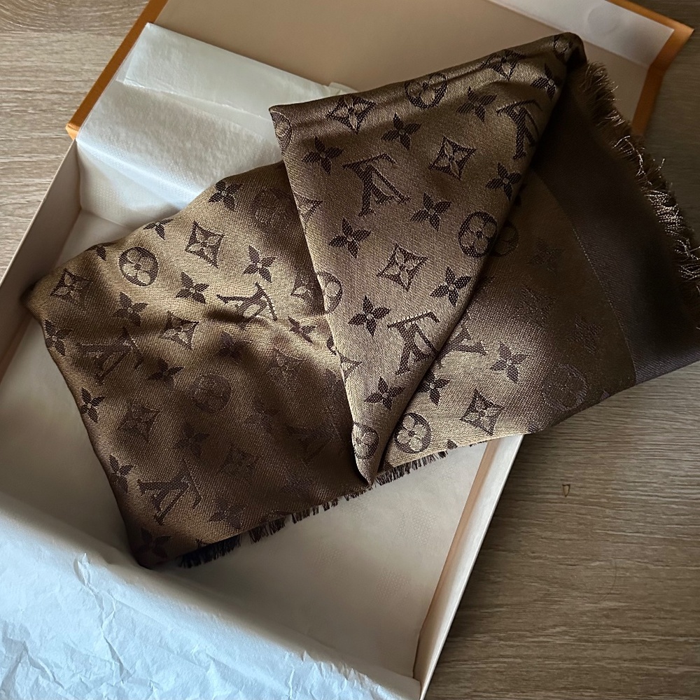 LOUIS VUITTON  Monogram Classic Shawl - NEW